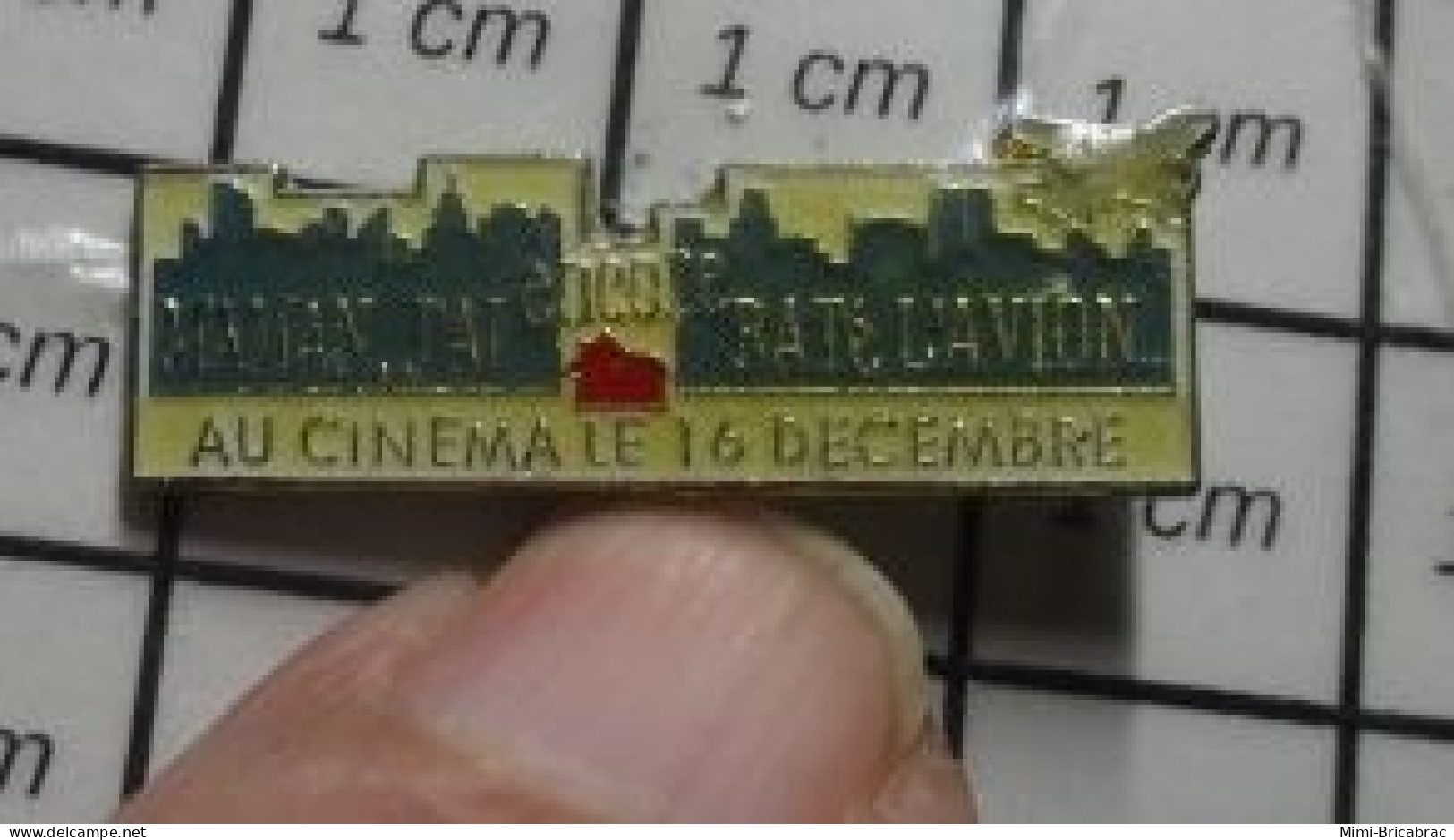 414B Pin's Pins / Beau Et Rare / CINEMA / FILM MAMAN J'AI RATE ENCORE L'AVION AU CINEMA LE 16 DECEMBRE - Cine