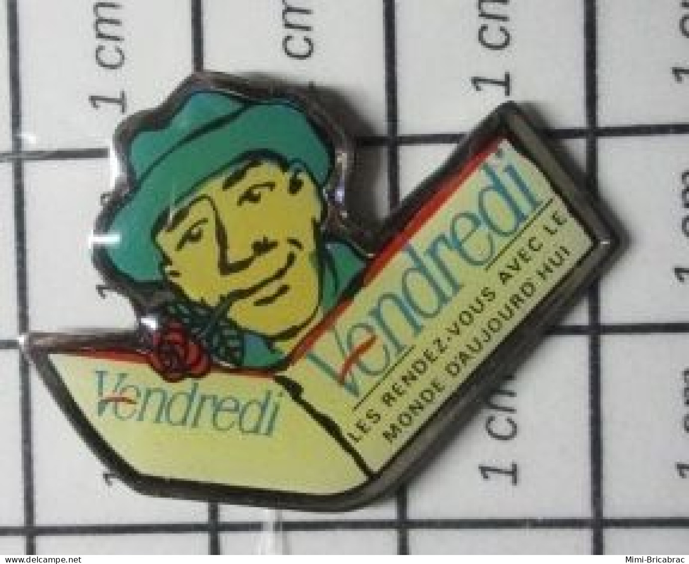 SP08 Pin's Pins / Rare Et De Belle Qualité / MEDIAS / HEBDO PRESSE ECRITE VENDREDI Pour Les Robinson Crusoe Modernes - Mass Media