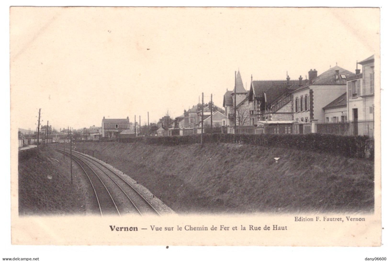 VERNON - Vue Sur Le Chemin De Fer Et La Rue De Haut  - Vernon
