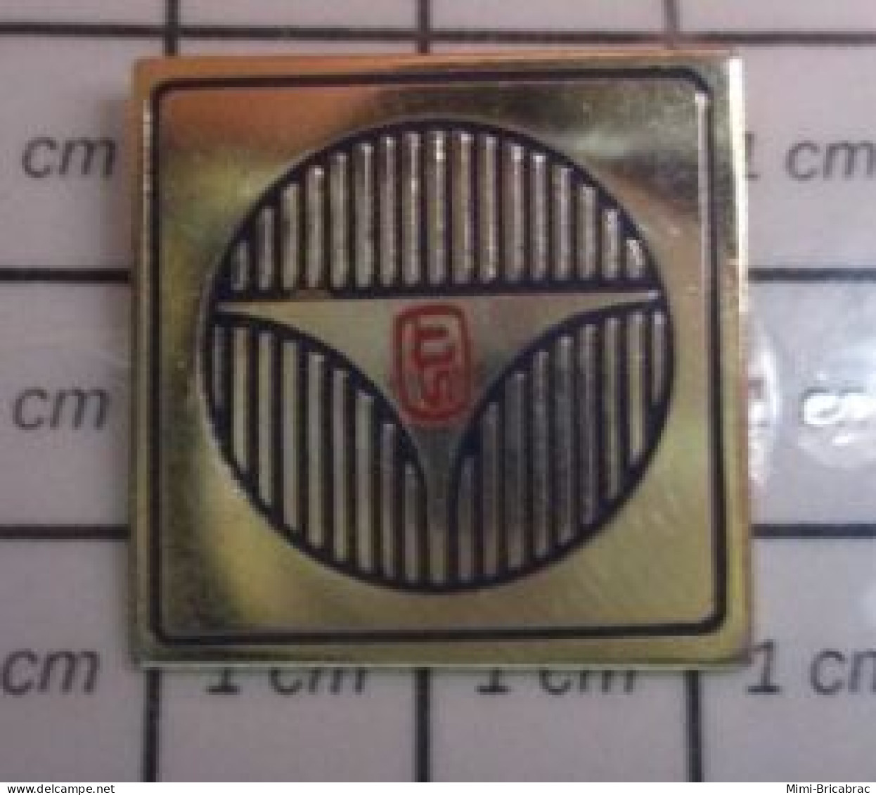 SP08 Pin's Pins / Rare Et De Belle Qualité / AUTRES / PIN'S METAL JAUNE STRING SUR UNE GRILLE ? - Altri & Non Classificati