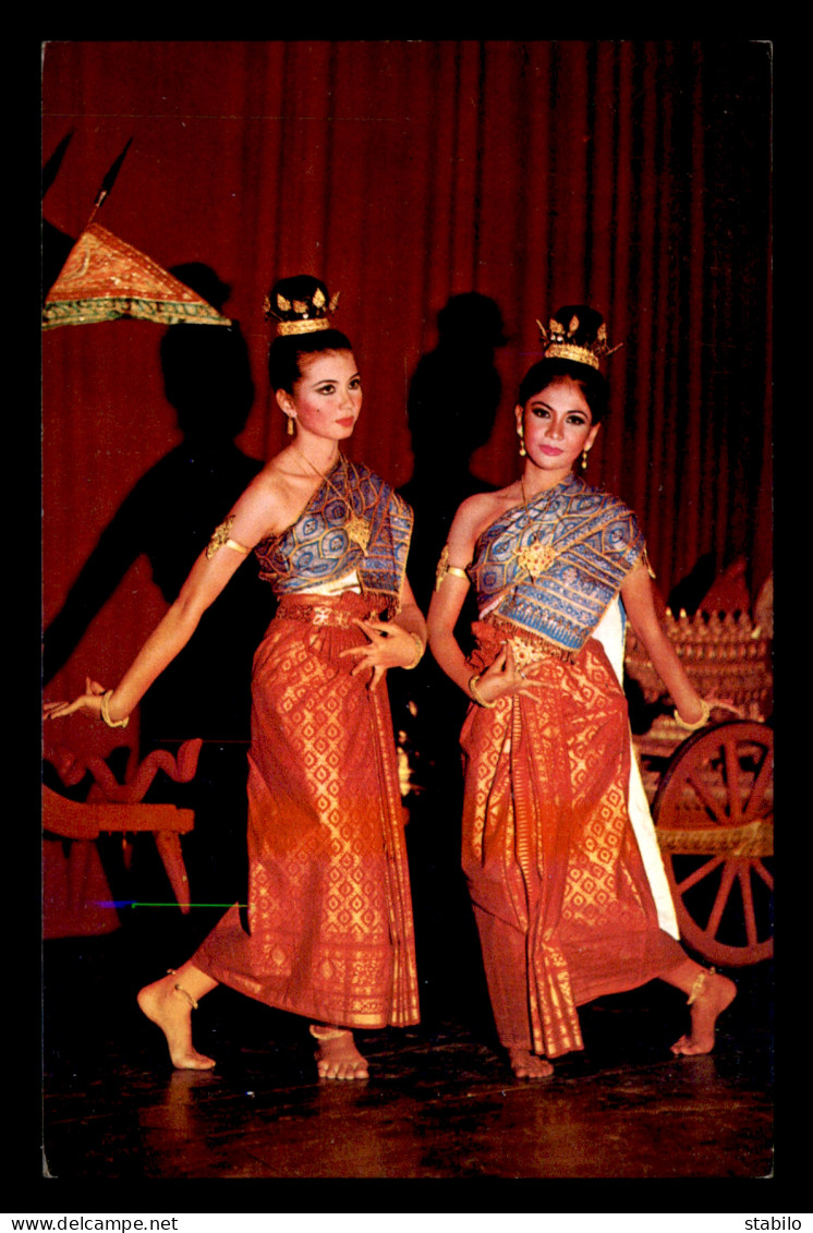 THAILANDE - YOUNG-ATTRACTIVE THAI-GIRLS DANCING IN THAI-STYLE - Thailand