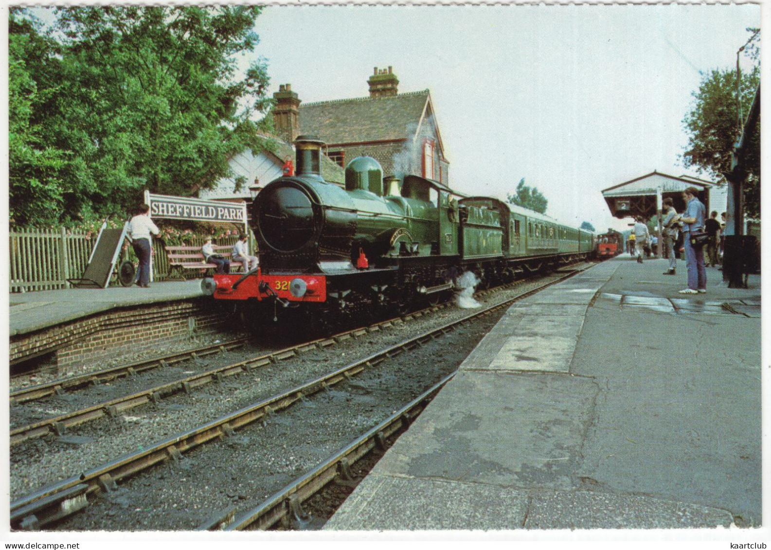 Engine 'Earl Of Berkeley'  At Sheffield Patk 11-7-82 - (U.K.) - Gares - Avec Trains