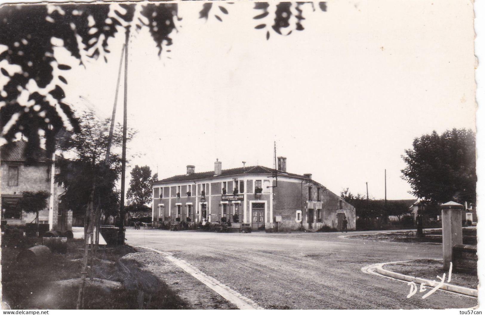 BUSSAC-FORET  -  JONZAC   -   CHARENTE-MARITIME  -  (17)  -  CPSM DENTELEE DES ANNEES 1960. - Jonzac