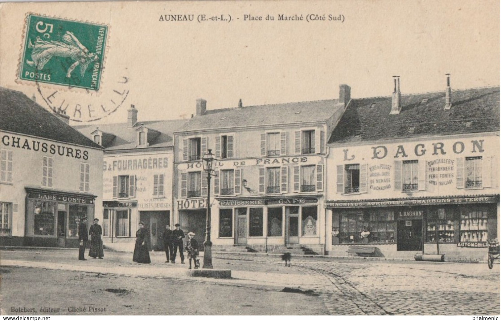 AUNEAU   Place Du Marché ( Côté Sud ) - Auneau