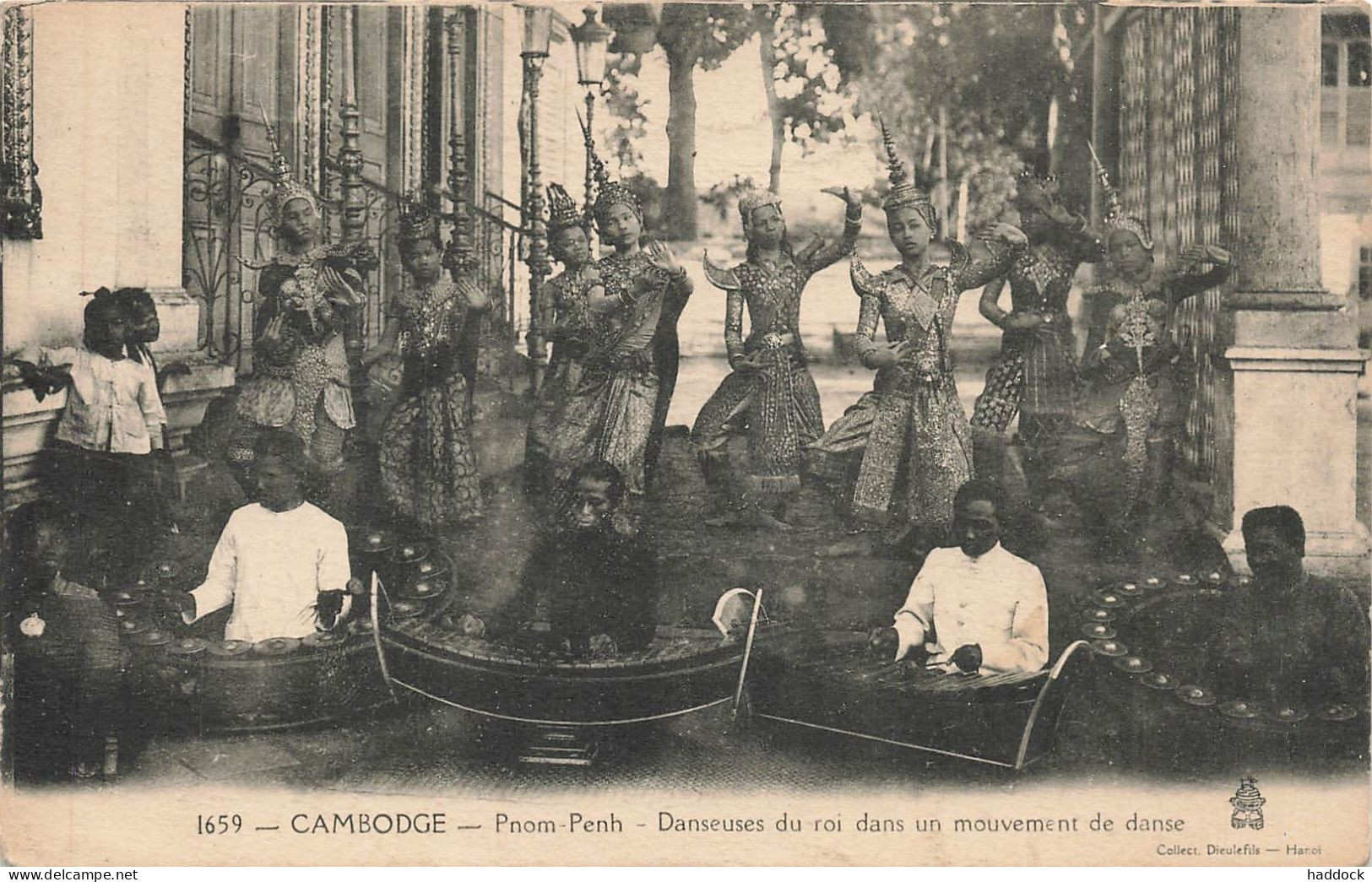 PNOM-PENH : DANSEUSES DU ROI DANS UN MOUVEMENT DE DANSE - Camboya