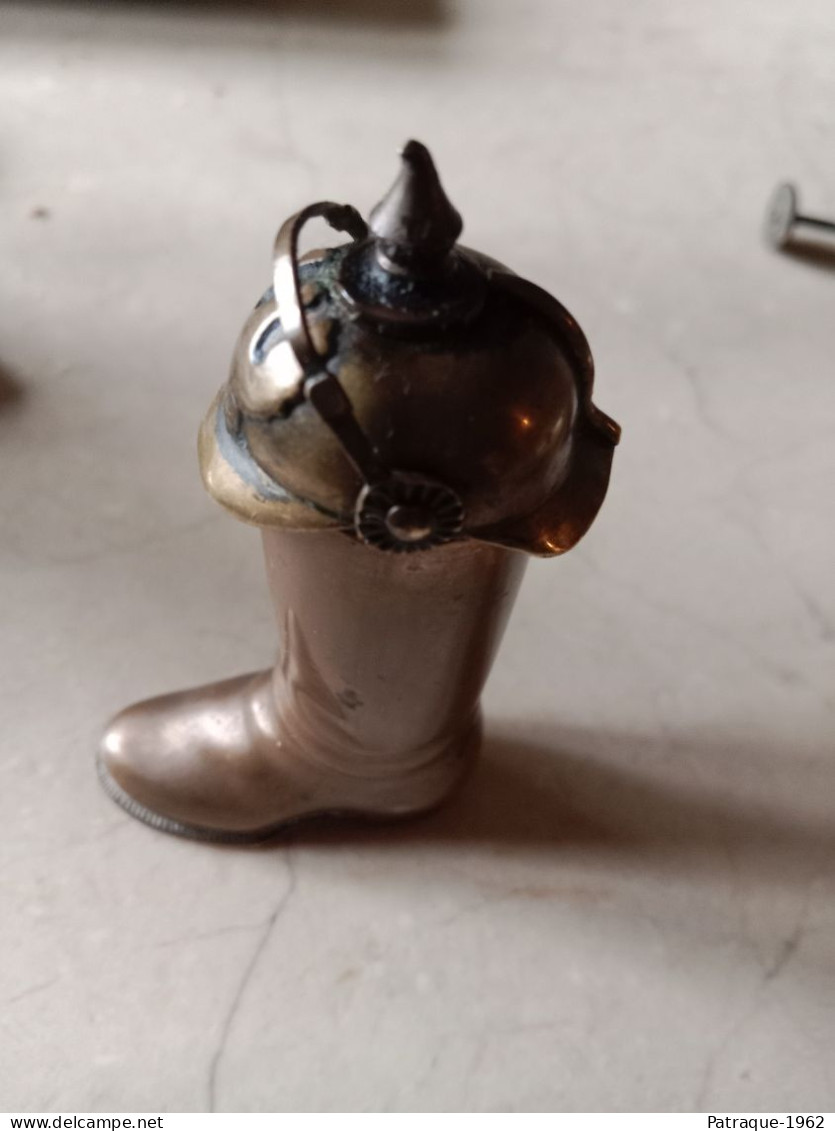 tres rare  briquet de poilu allemant casque a pointe et botte + lampe obus