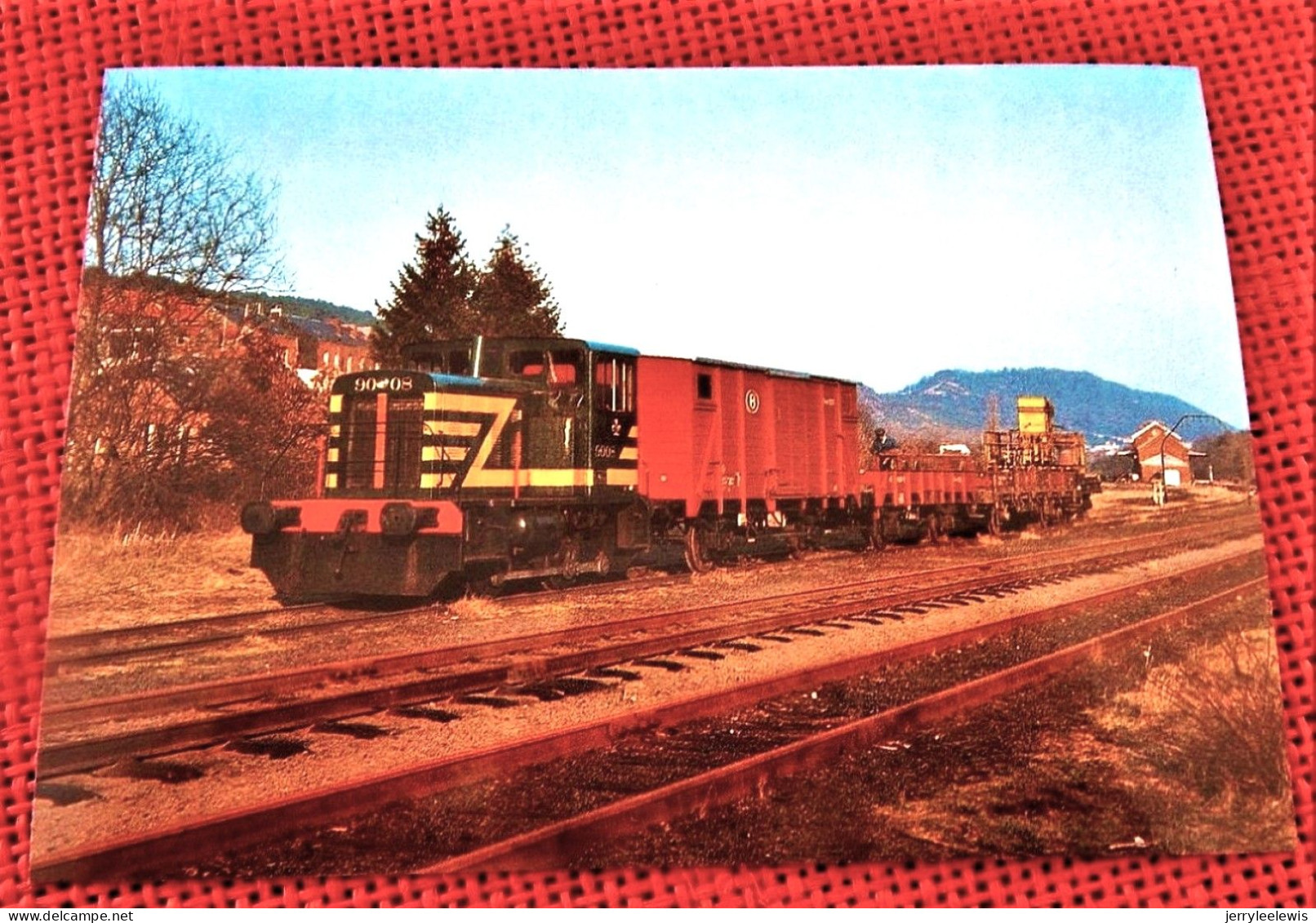 MARIEMBOURG - TREIGNES -  Chemin De Fer à Vapeur Des 3 Vallées - Locotracteur 9008 Voie 10 à Treignes - Gares - Avec Trains