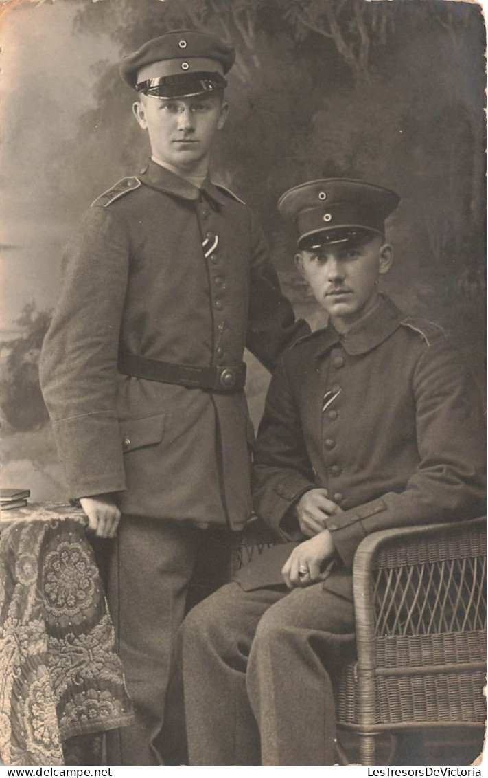 MILITARIA - Deux Officiers En Uniformes - Carte Postale Ancienne - Uniformen