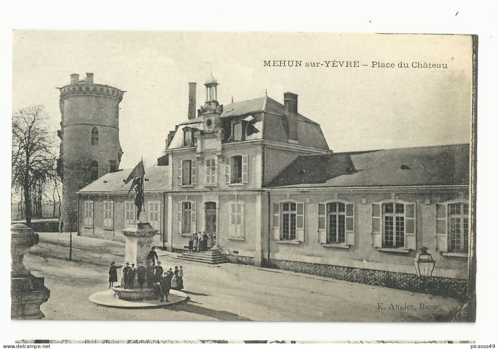 Cher , Mehun Sur Yèvre , Place Du Chateau - Mehun-sur-Yèvre