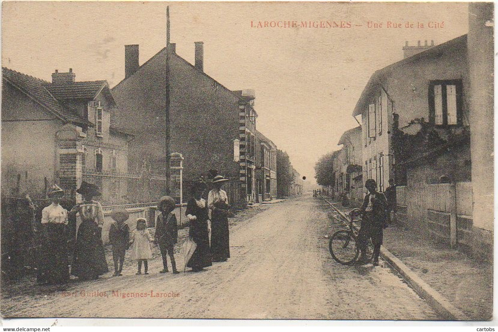 89 LAROCHE-MIGENNES  - Une Rue De La Cité (animée) - Laroche Saint Cydroine