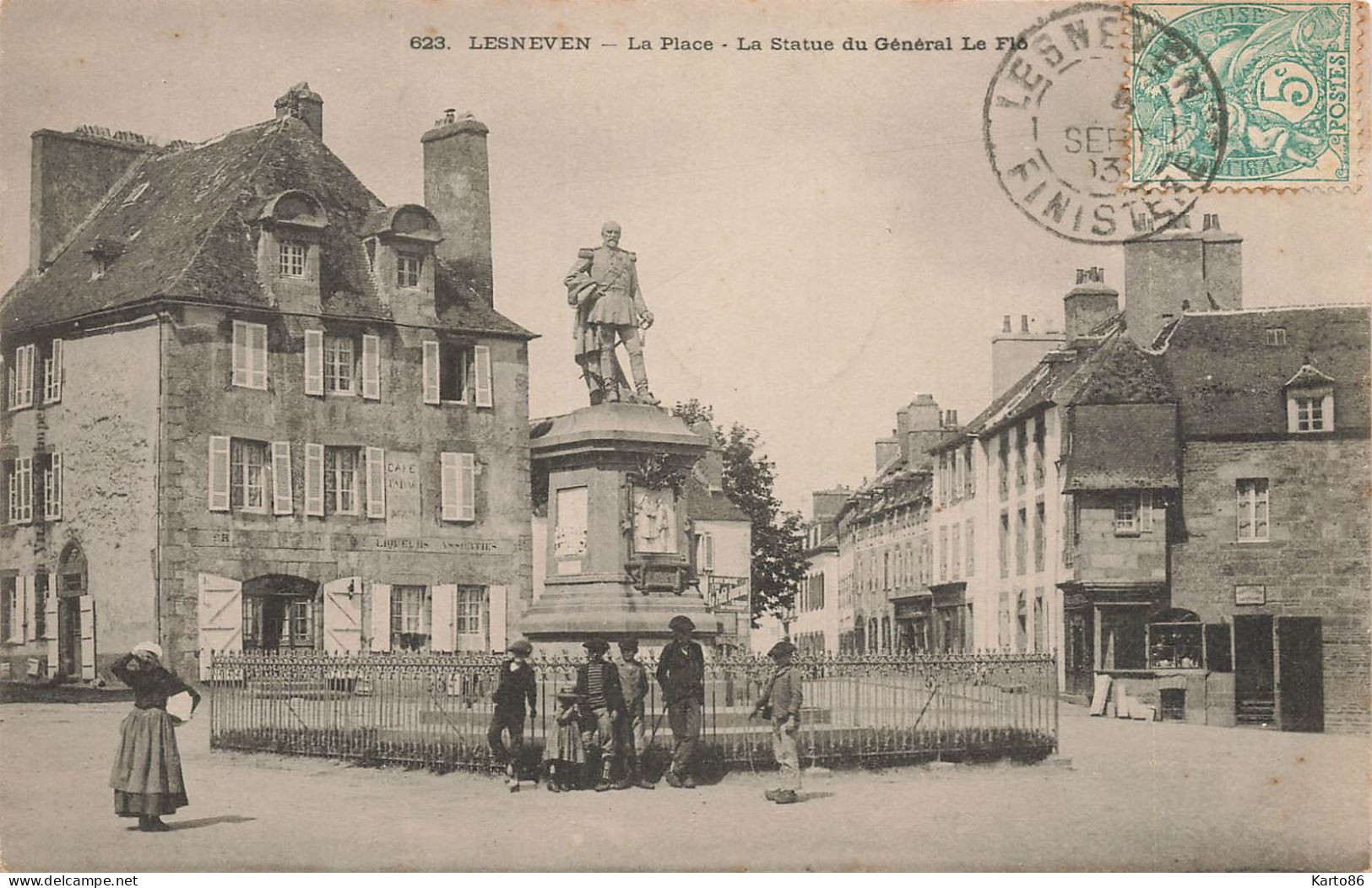 Lesneven * La Place * La Statue Du Général Le Flo * Café * Villageois - Lesneven