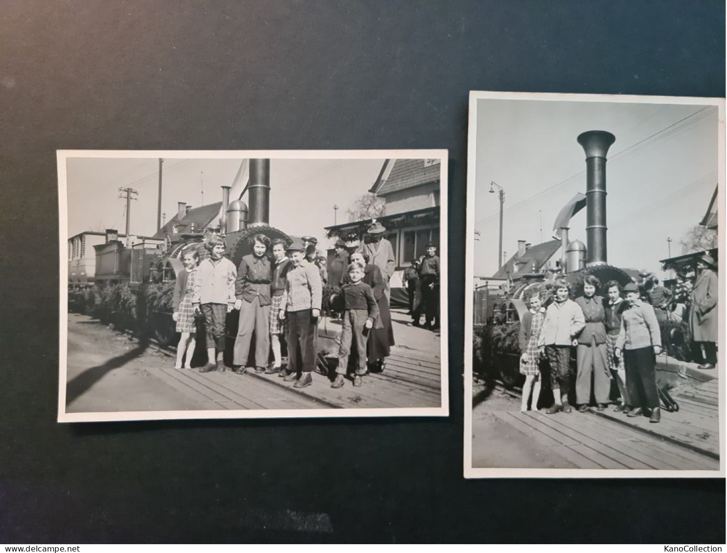 Gruppe Junger Leute An Einem Bahnhof Vor Dampflokomotive, Ort Und Anlass Unbekannt, 2 SW-Fotografien, 8,5 X 12,5 Cm - Ternes