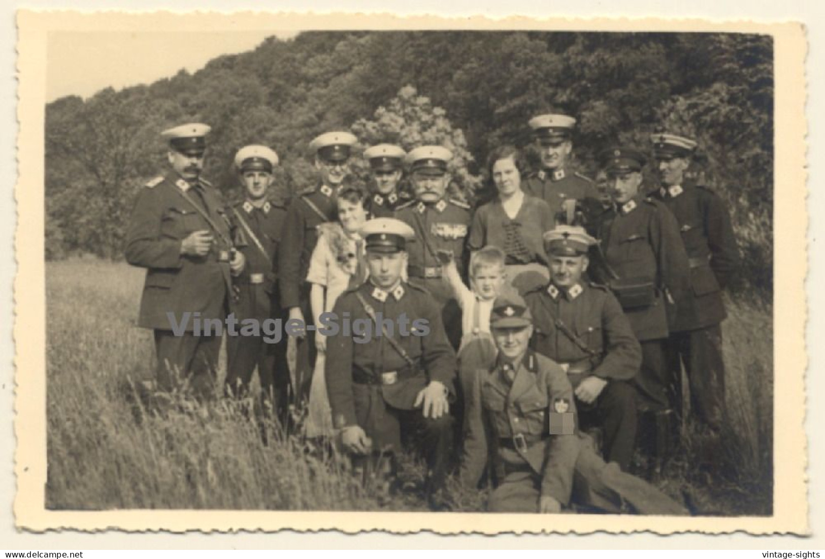 Rote Kreuz Delegation Auf Wiese / Uniform WW2 (Vintage RPPC 1930s) - Croce Rossa