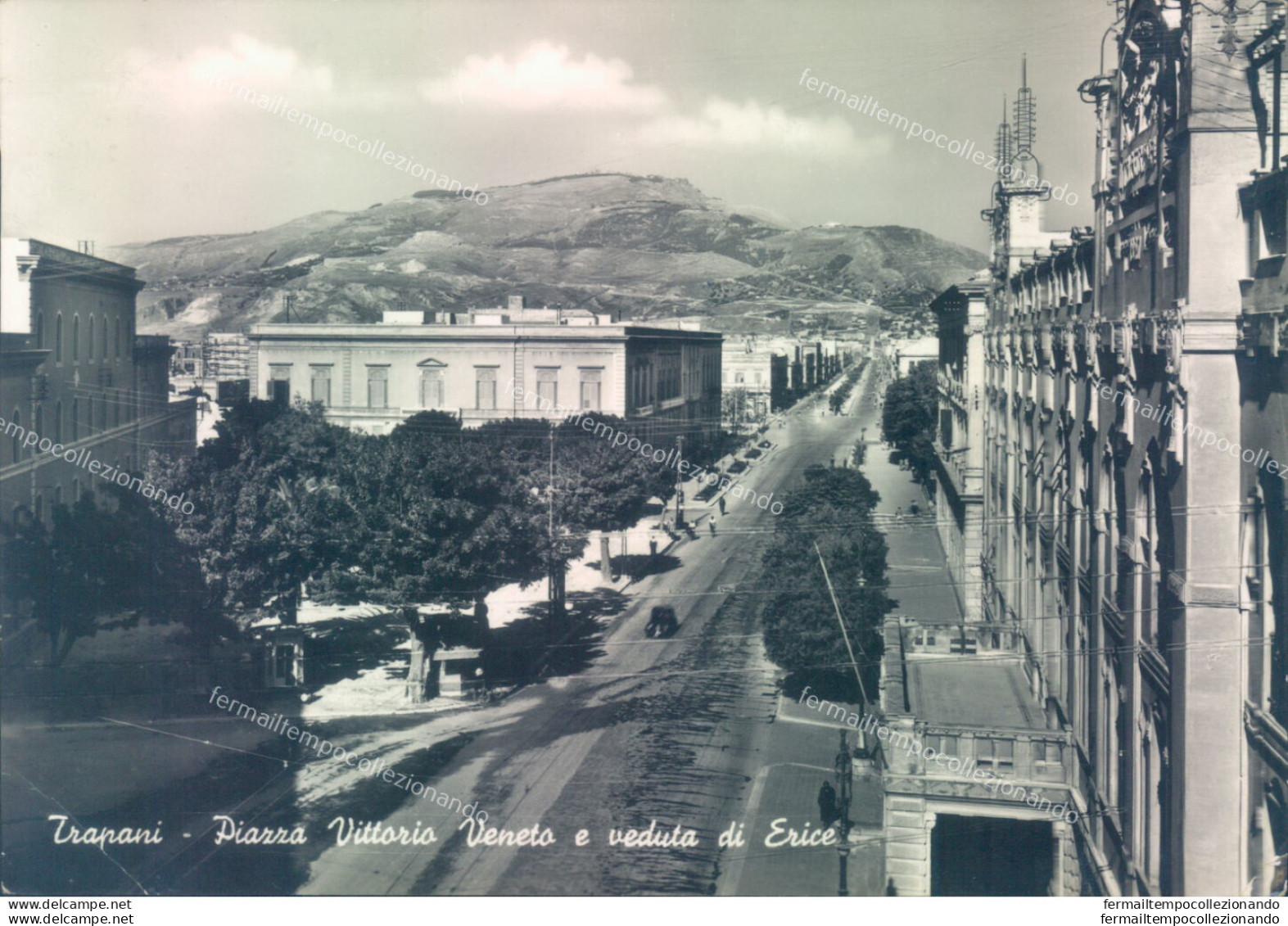 I758 Cartolina Trapani  Citta' Piazza Vittorio Veneto E Veduta Di Erice - Trapani