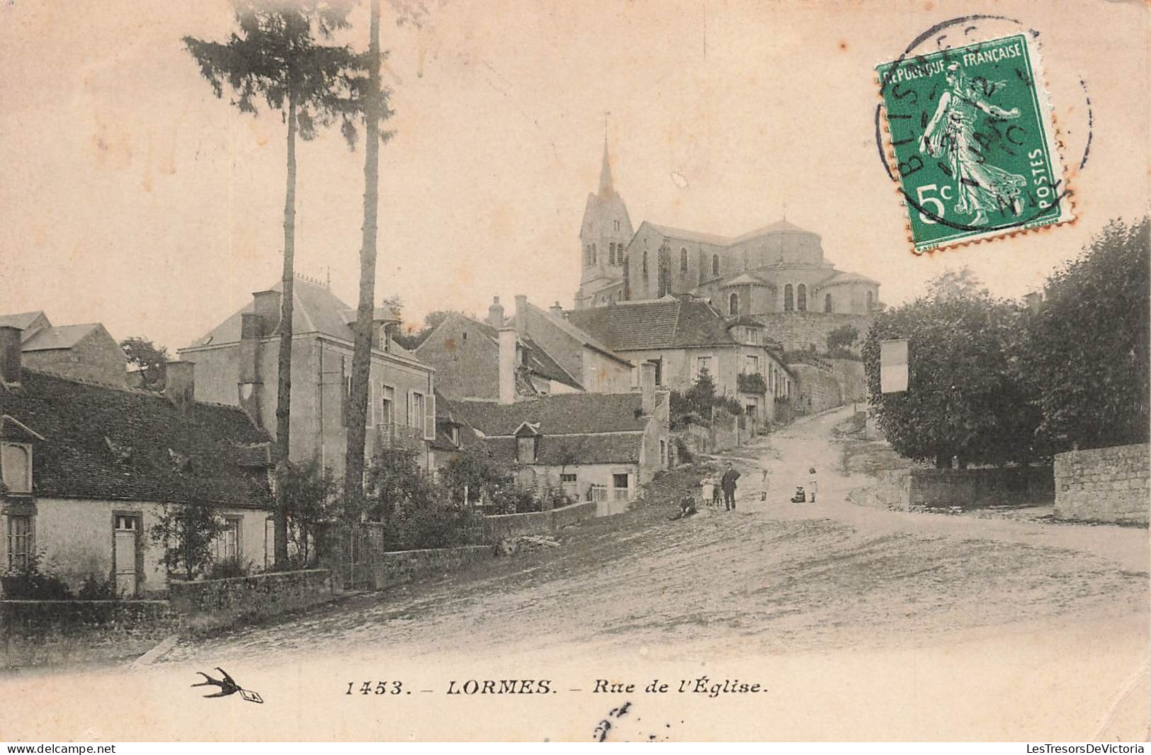 FRANCE - Lormes - Rue De L'église - Vue Sur Le Chemin Vers L'église - Des Maisons - Carte Postale Ancienne - Lormes