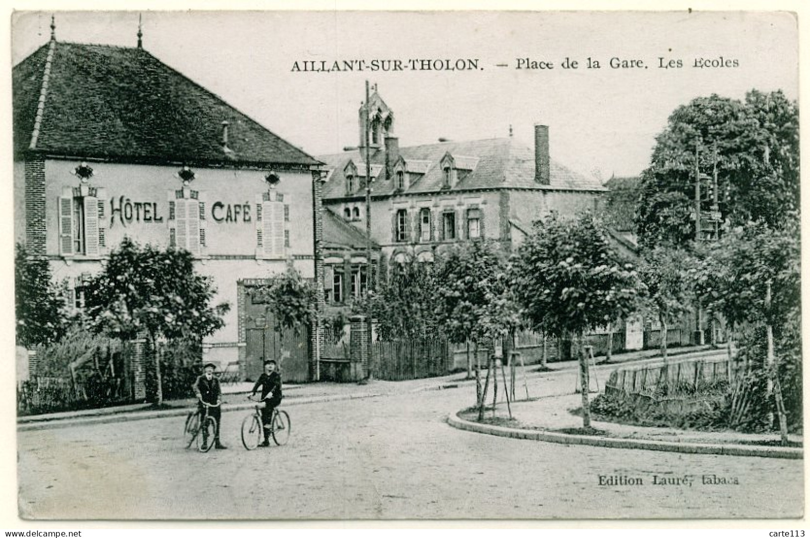 89 - B13851CPA - AILLANT SUR THOLON - Place De La Gare, Les Ecoles - Parfait état - YONNE - Aillant Sur Tholon