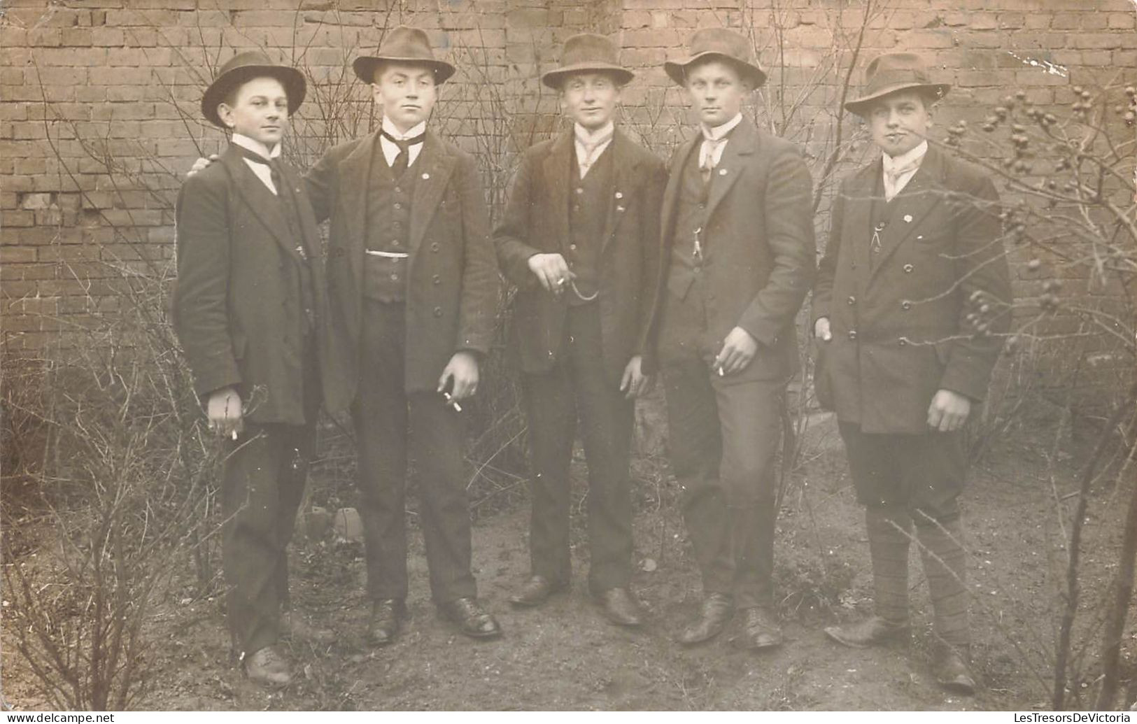 FANTAISIES - Hommes - Cinq Hommes Debout En Smoking -  Carte Postale Ancienne - Männer