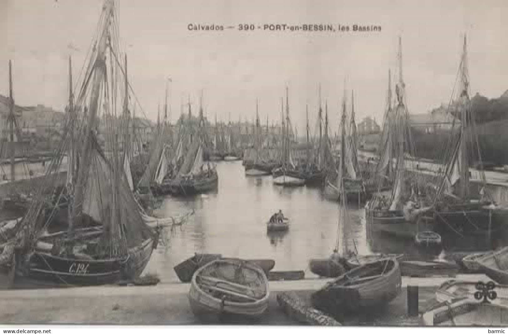 PORT EN BESSIN, LES BASSINS, BATEAUX  REF 15074 - Port-en-Bessin-Huppain