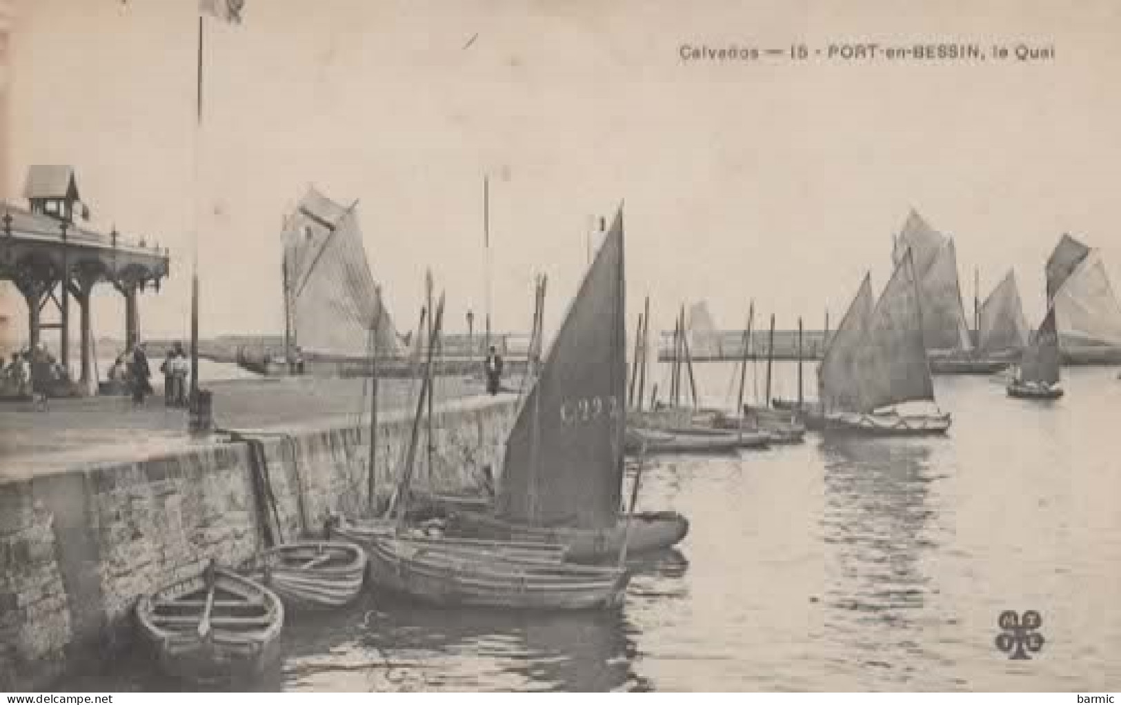 PORT EN BESSIN, LE QUAI, BATEAUX  REF 15075 - Port-en-Bessin-Huppain