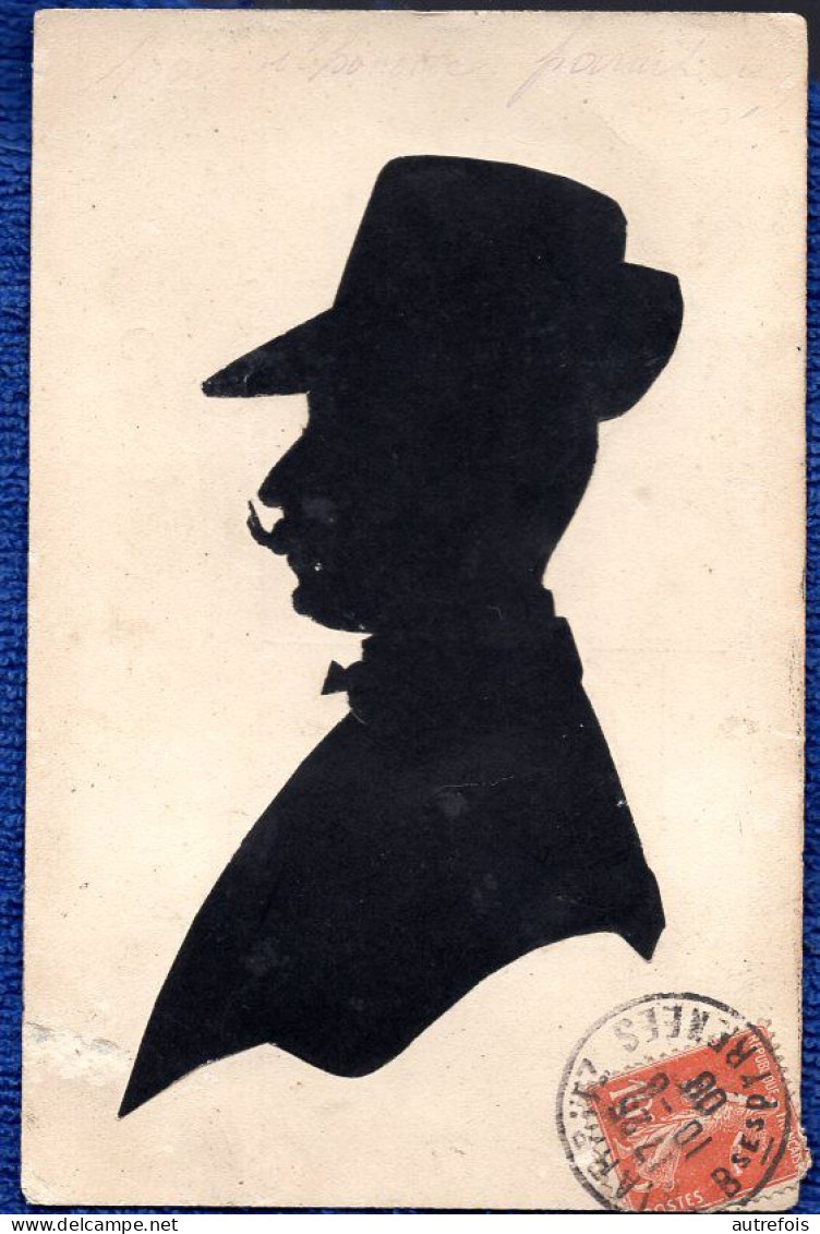 SILHOUETTE OMBRE PORTRAIT HOMMEAVEC SON CHAPEAU    -  COLLAGE SUR CARTE POSTALE ANCIENNE - Scherenschnitt - Silhouette