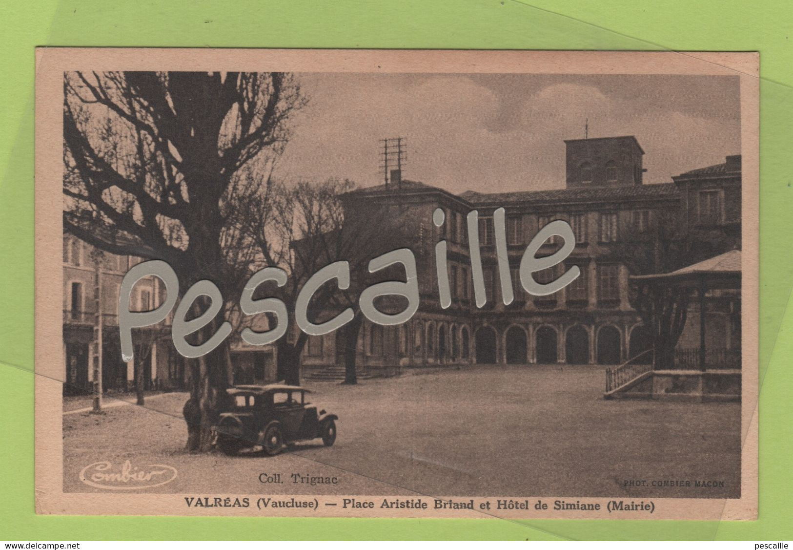 84 VAUCLUSE - CP VALREAS - PLACE ARISTIDE BRIAND ET HOTEL DE SIMIANE ( MAIRIE ) - COLL. TRIGNAC / PHOT COMBIER MACON - Valreas