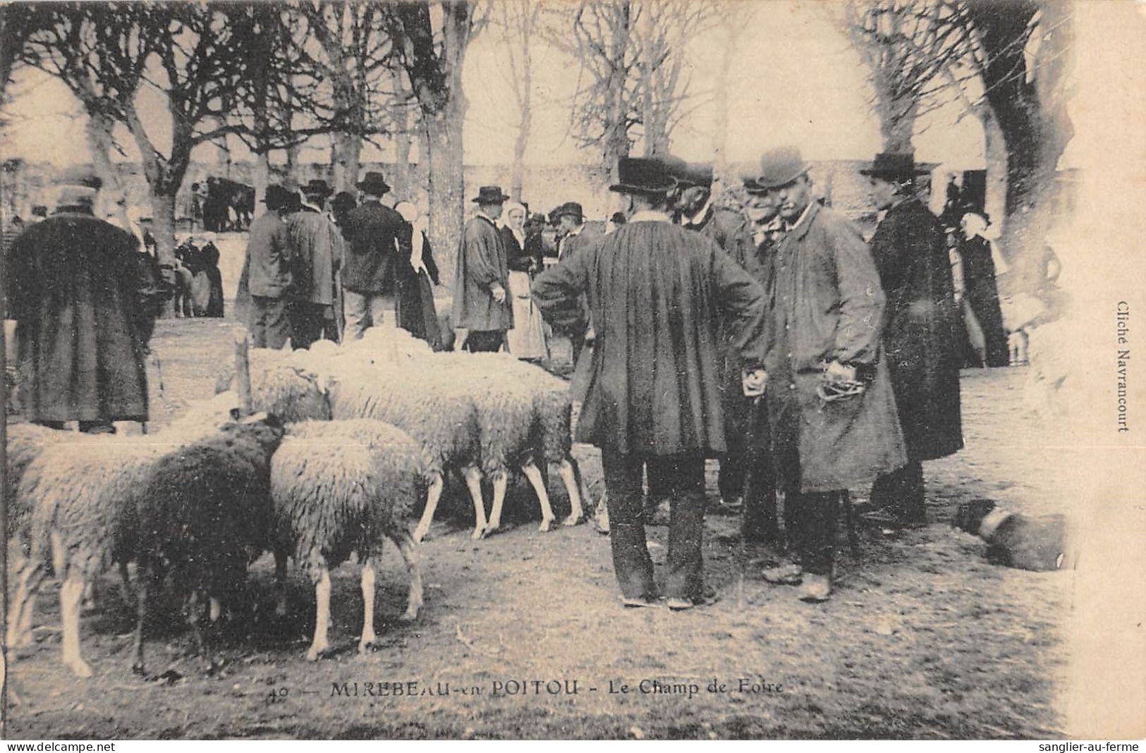 CPA 86 MIREBEAU EN POITOU / LE CHAMP DE FOIRE - Mirebeau