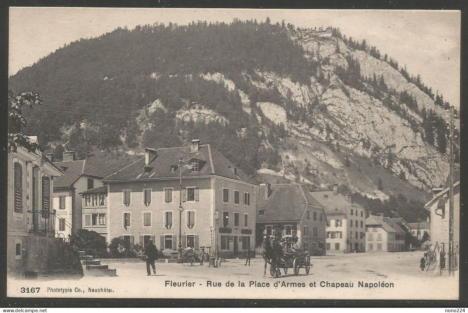 Carte P ( Fleurier / Rue De La Place D'Armes Et Chapeau Napoléon ) - Fleurier