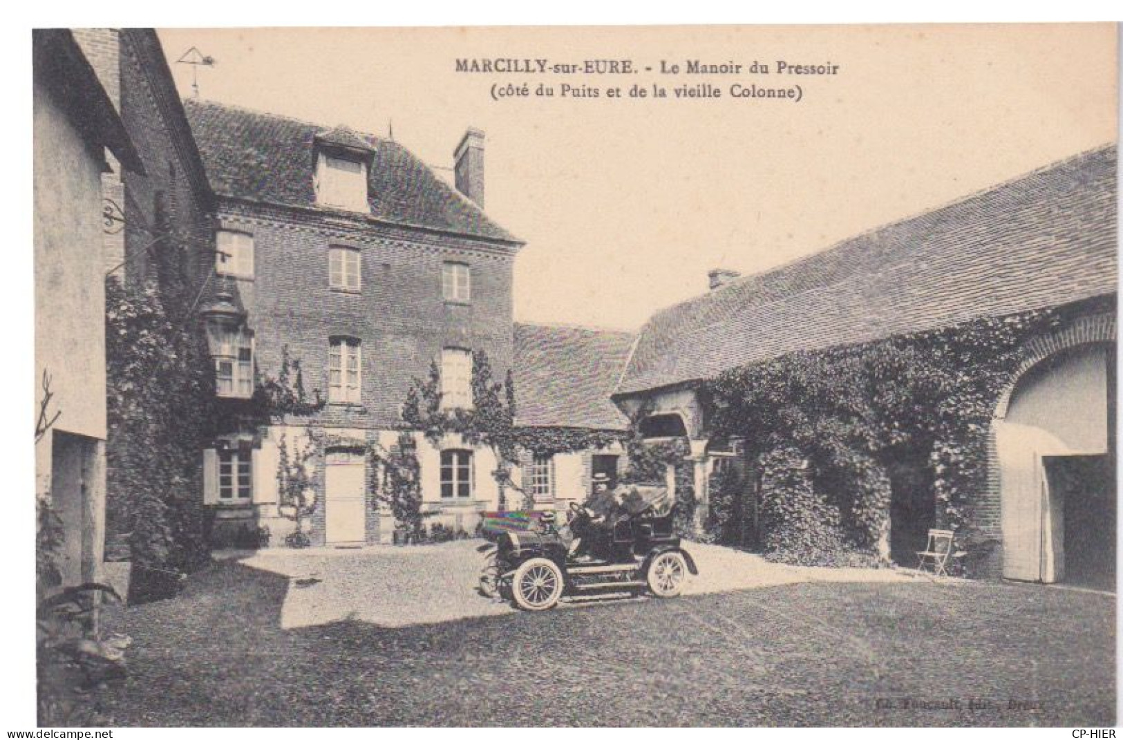 27 - EURE - MARCILLY SUR EURE - LE MANOIR DU PRESSOIR - ANCIENNE AUTOMOBILE DANS LA COUR COTE PUITS ET  VIEILLE COLONNE - Marcilly-sur-Eure