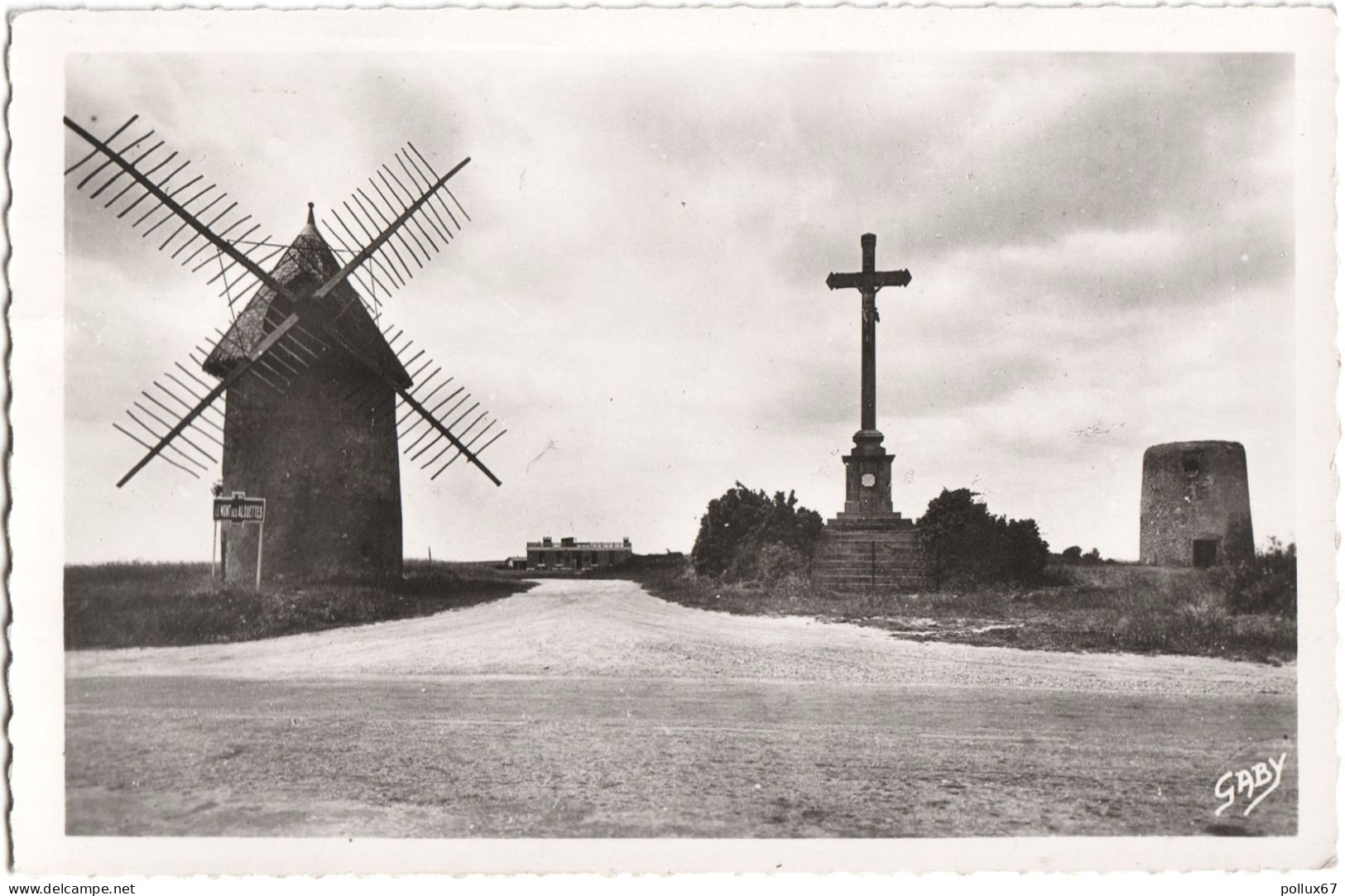 CPSM LES HERBIERS  (VENDÉE)  LE MONT DES ALOUETTES, LE MOULIN, LE CALVAIRE - Les Herbiers