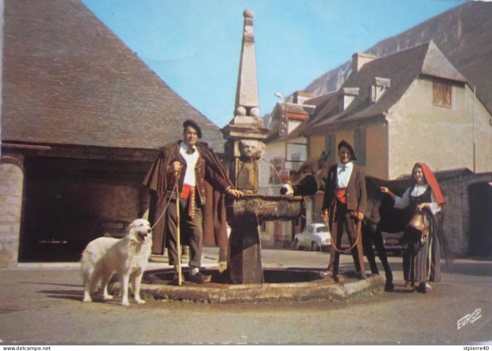 Dans Le Haut Pays De Bigorre, La Rencontre Devant La Vieille Fontaine De CAMPAN - Campan