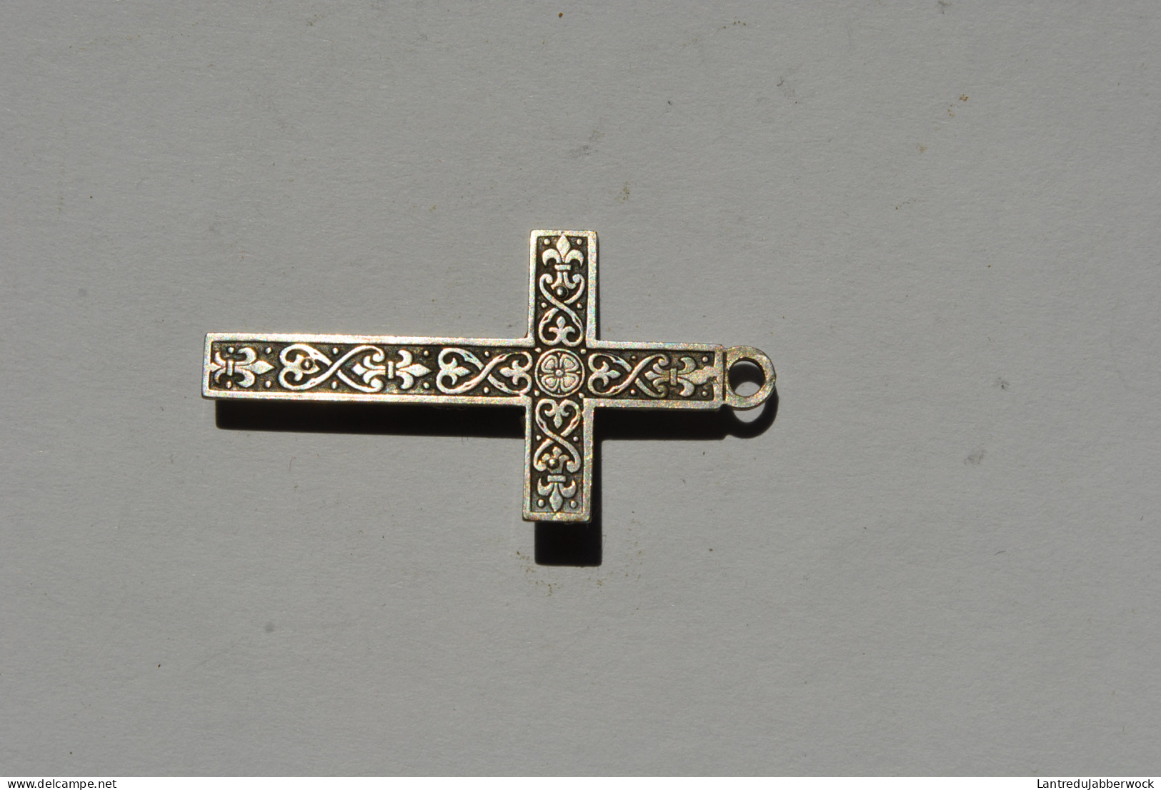 Ancien Pendentif Crucifix En Argent Guilloché XIXè Kruisbeeld Geguillocheerd Zilver Reliquaire Chapelet Croix Pectorale - Religion & Esotérisme