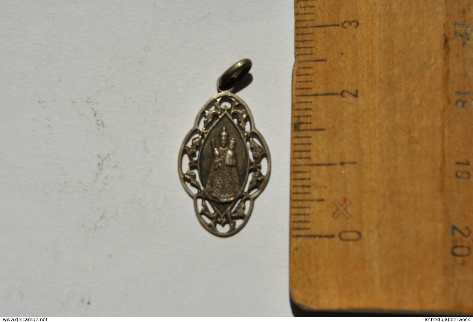 Ancienne Petite Médaille Notre Dame De HAL ND Pendentif Métal Argenté? Argent ? Souvenir - Godsdienst & Esoterisme