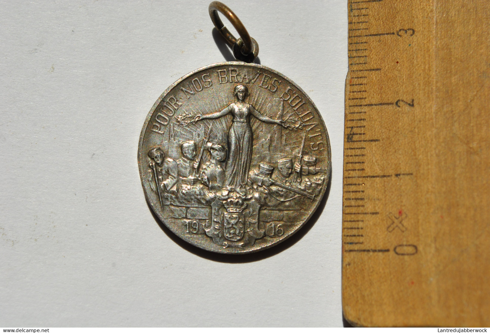 Médaille En Métal Argenté (ARGENT ?) On Ne Passe Pas Pour Nos Braves Soldats 1916 Belgique Yser ? Pendentif - Altri & Non Classificati