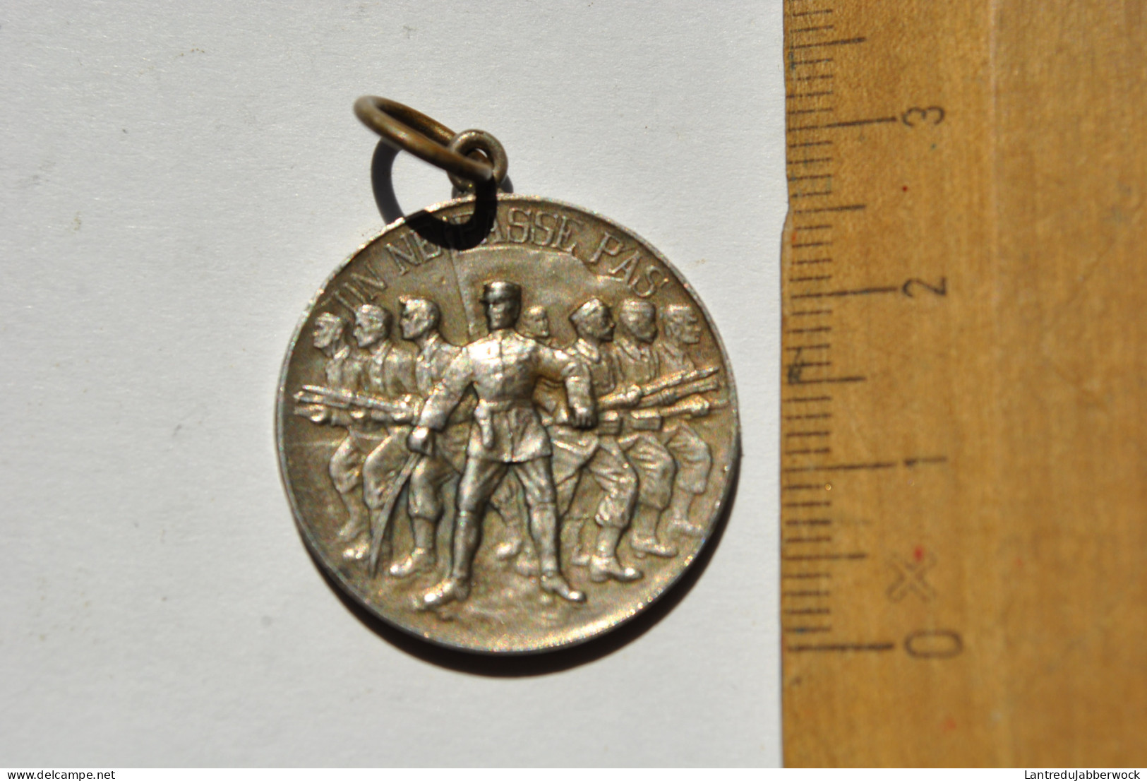 Médaille En Métal Argenté (ARGENT ?) On Ne Passe Pas Pour Nos Braves Soldats 1916 Belgique Yser ? Pendentif - Andere & Zonder Classificatie