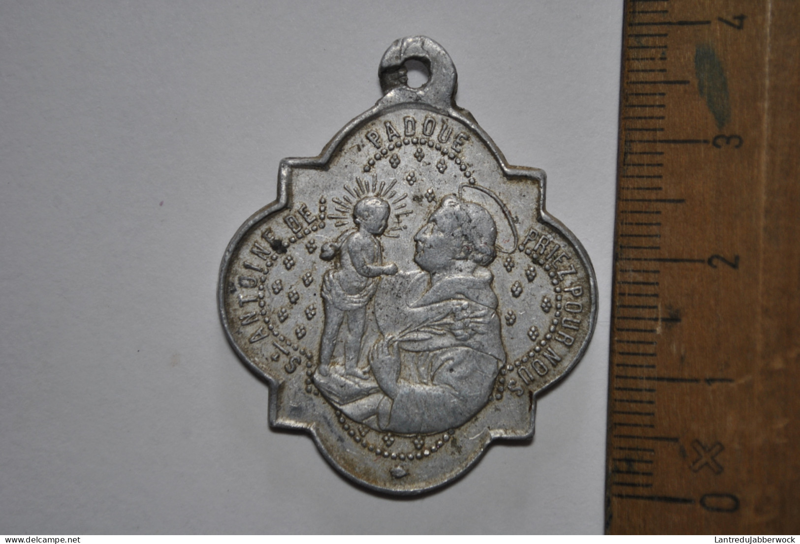 Ancienne Médaille Saint Antoine De Padoue Priez Pour Nous - ND Notre Dame De La Hal Pendentif Aluminium Alu Souvenir - Godsdienst & Esoterisme