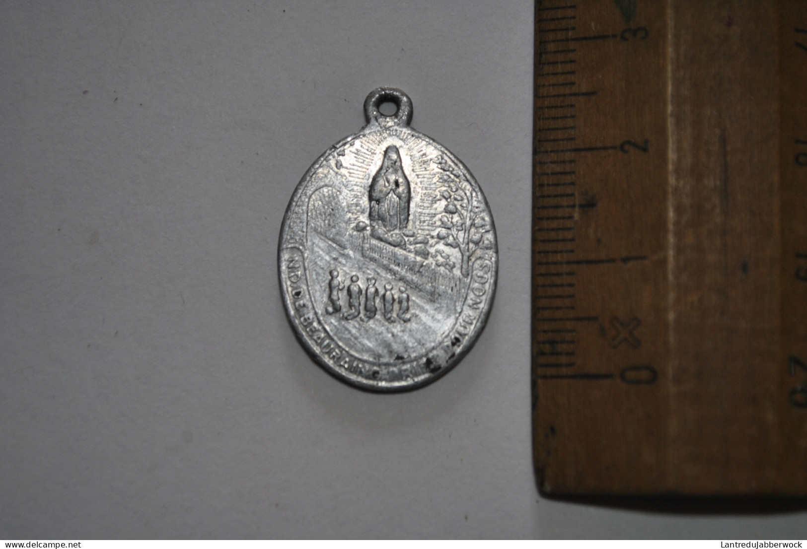 Ancienne Médaille ND Notre Dame De Beauraing Priez Pour Nous Pendentif Aluminium Alu Souvenir - Religion & Esotérisme