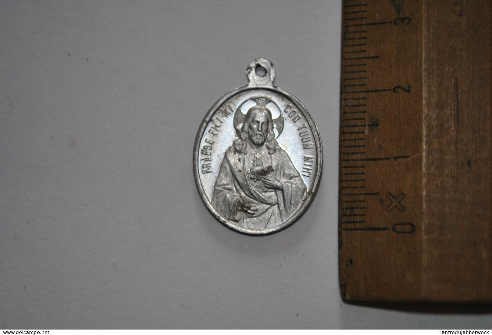 Ancienne Médaille PRAEBE FILI MI COR TUUM MIHI Jésus Sacré Coeur Saint Pendentif Aluminium Alu Souvenir - Godsdienst & Esoterisme