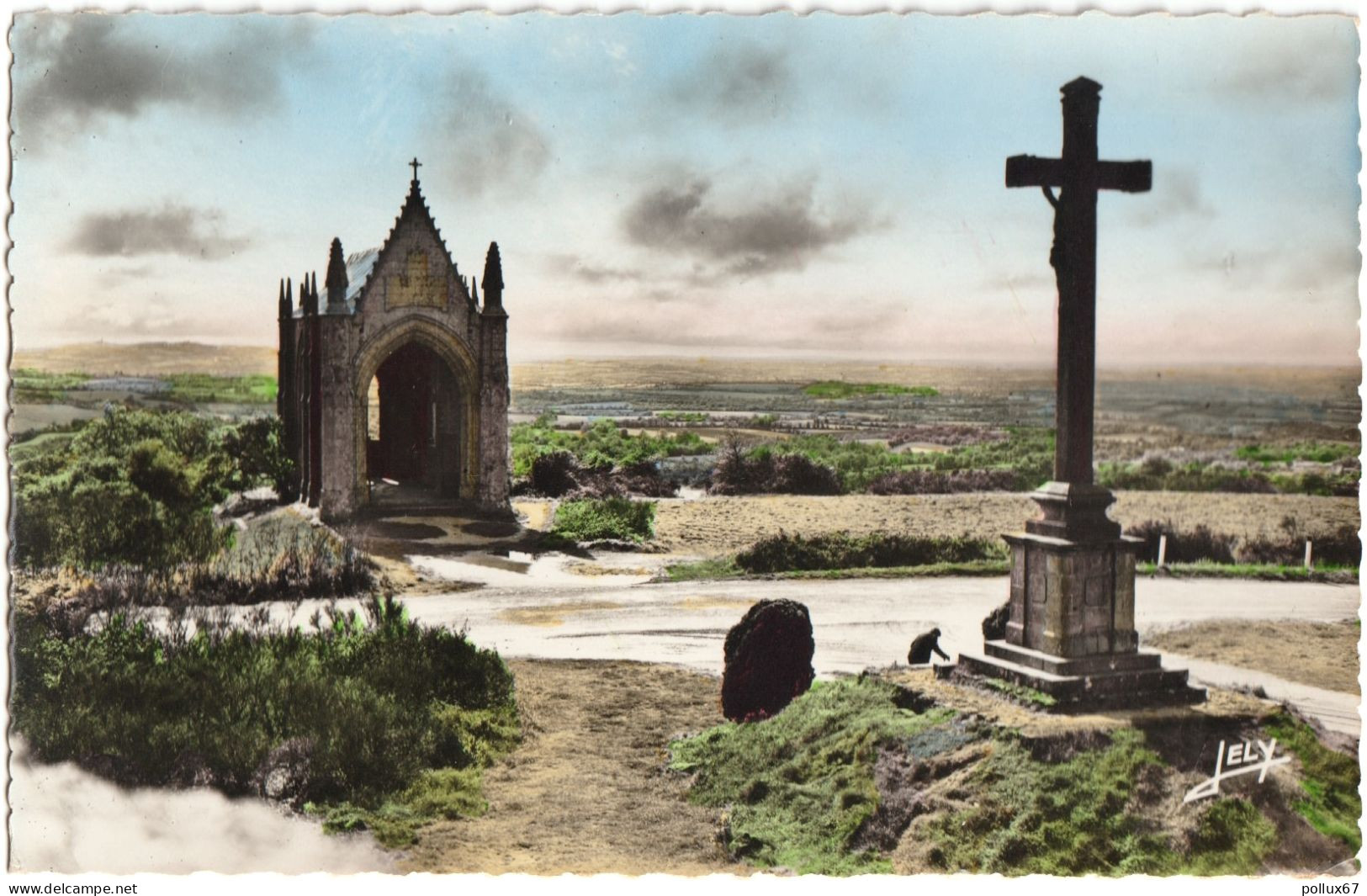 CPSM LES HERBIERS  (VENDÉE)  CHAPELLE ET CALVAIRE DU MONT DES ALOUETTES - Les Herbiers