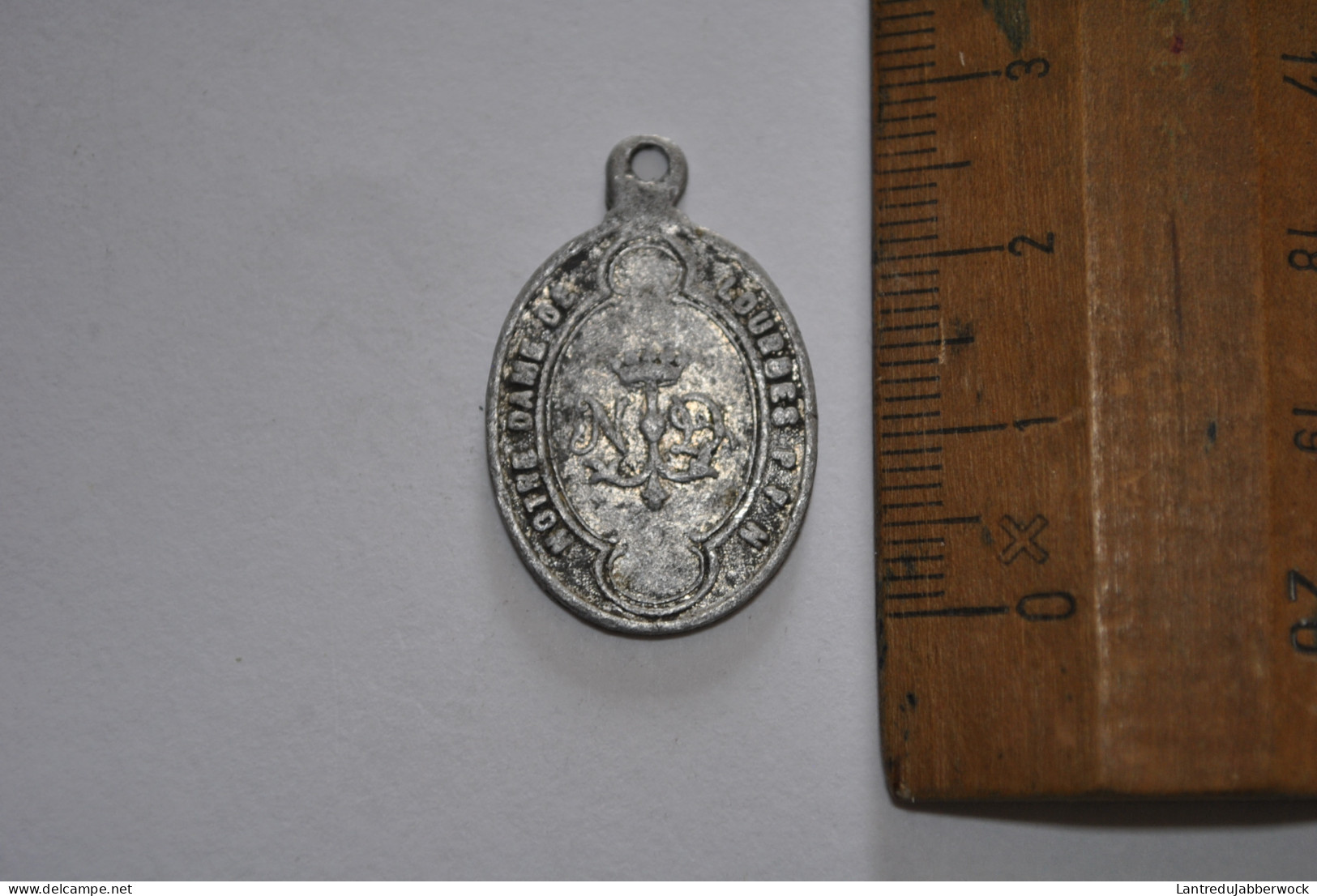 Ancienne Médaille Notre Dame De Lourdes P.P.N O Marie Conçus Sans Péché Priez Pour Nous Pendentif Aluminium Alu Souvenir - Religion & Esotericism