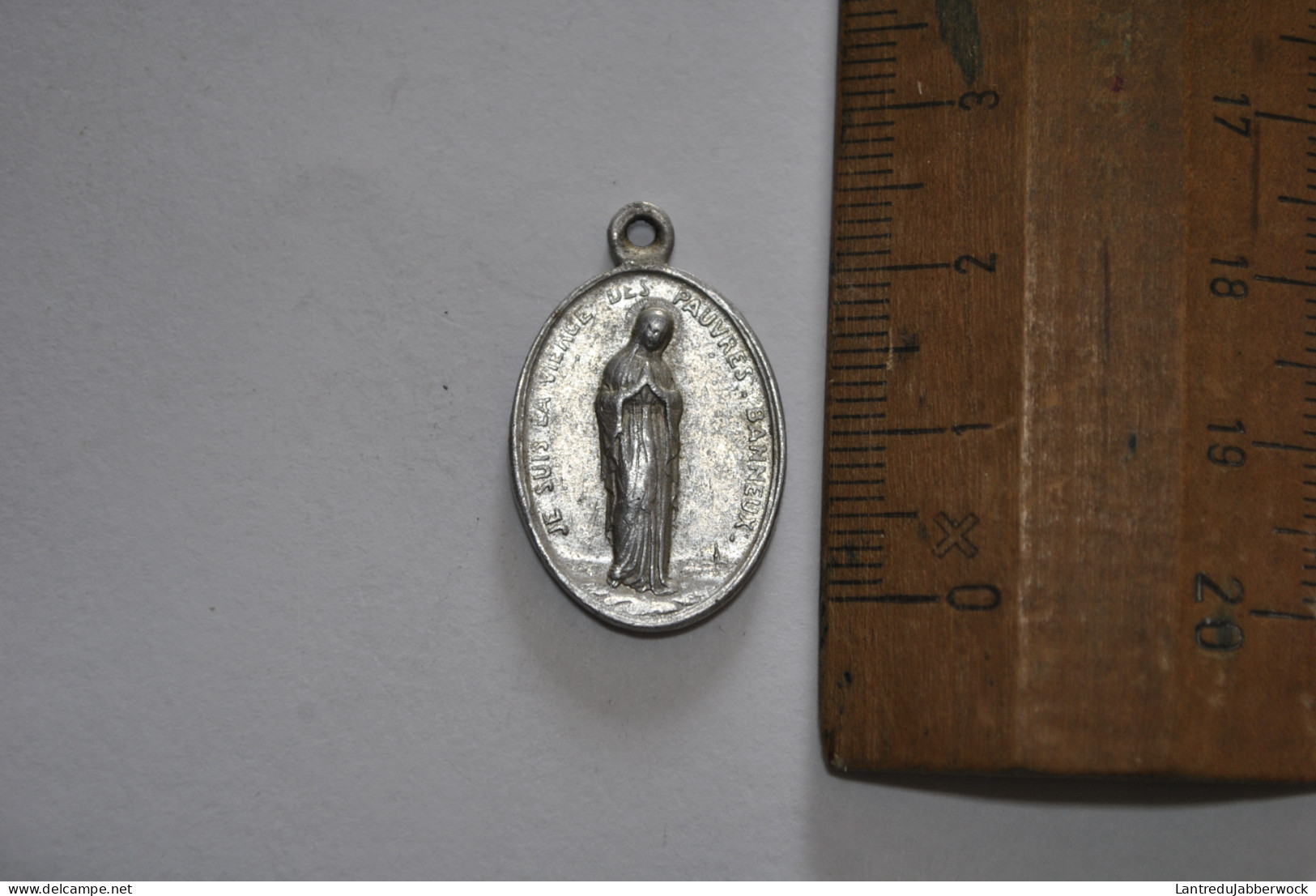 Ancienne Médaille Je Suis La Vierge Des Pauvres Banneux Jésus Chris Sacré Coeur Marie Pendentif Aluminium Alu Souvenir - Religion & Esotericism
