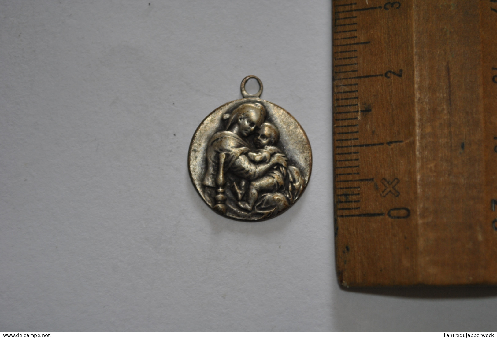 Ancienne Médaille Vierge à L'enfant Pendentif Métal Argenté Souvenir - Religion & Esotericism