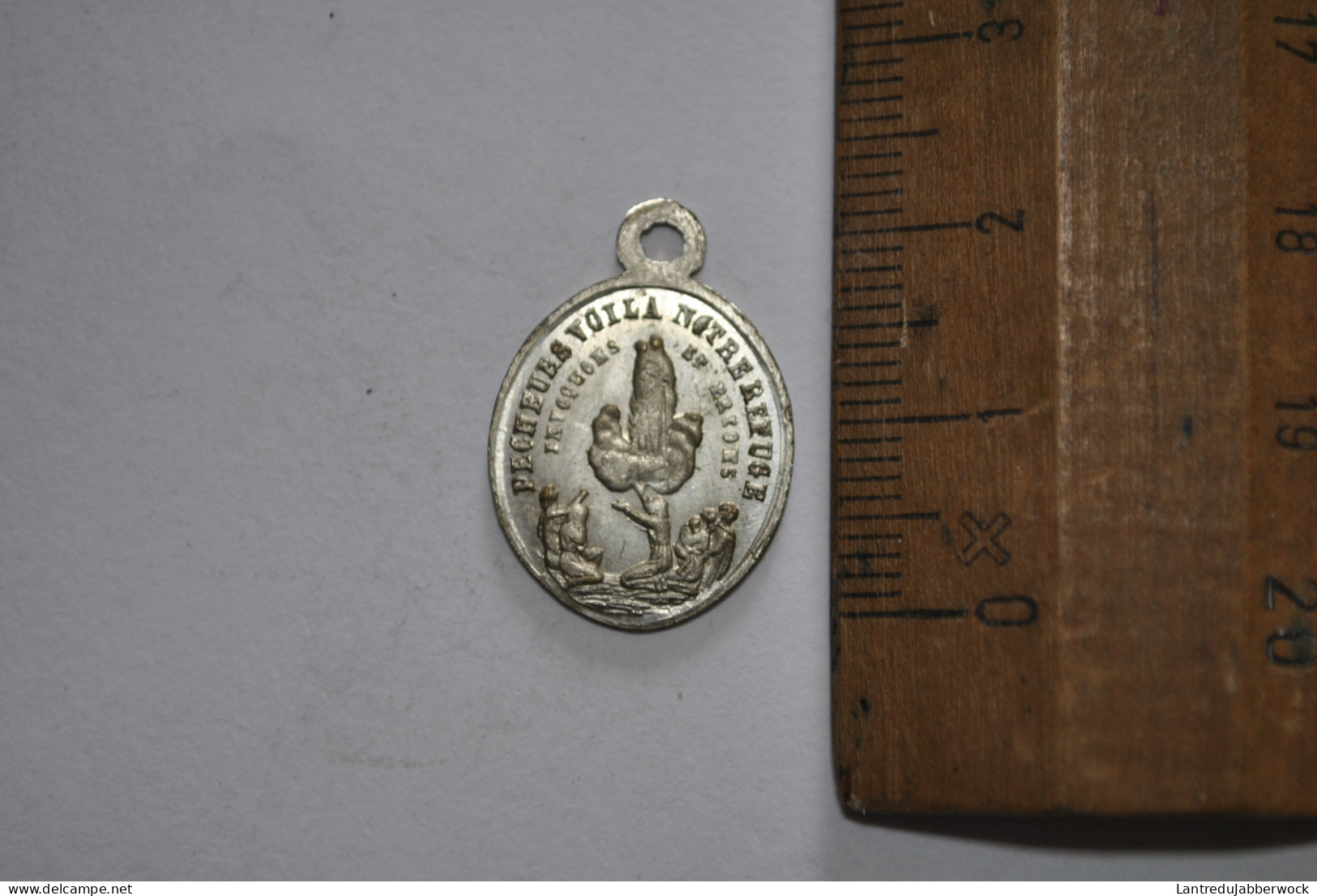 Ancienne Médaille Très Saint Et Immaculé Coeur De Marie Pécheurs Voilà Notre Protection Pendentif Aluminium Alu Souvenir - Godsdienst & Esoterisme