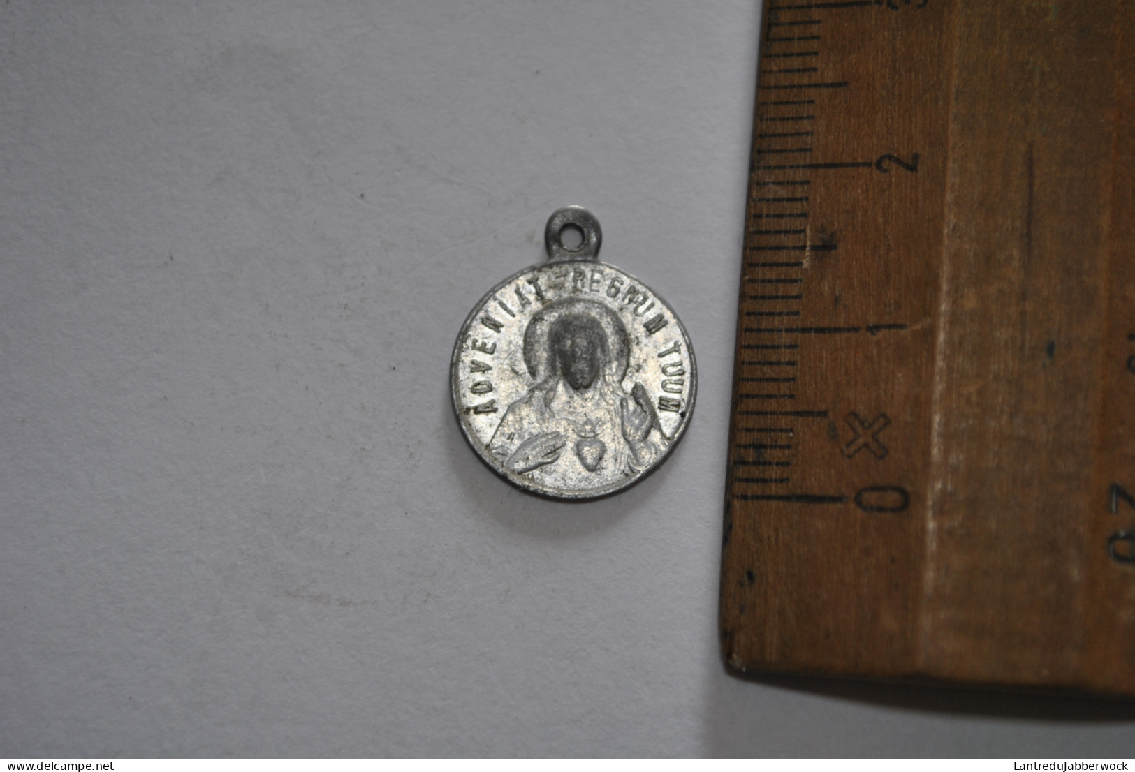 Ancienne Petite Médaille Adveniat Regnum Tuum Saint Hubert Priez Pour Nous Pendentif Alu Aluminium Souvenir - Religion & Esotérisme