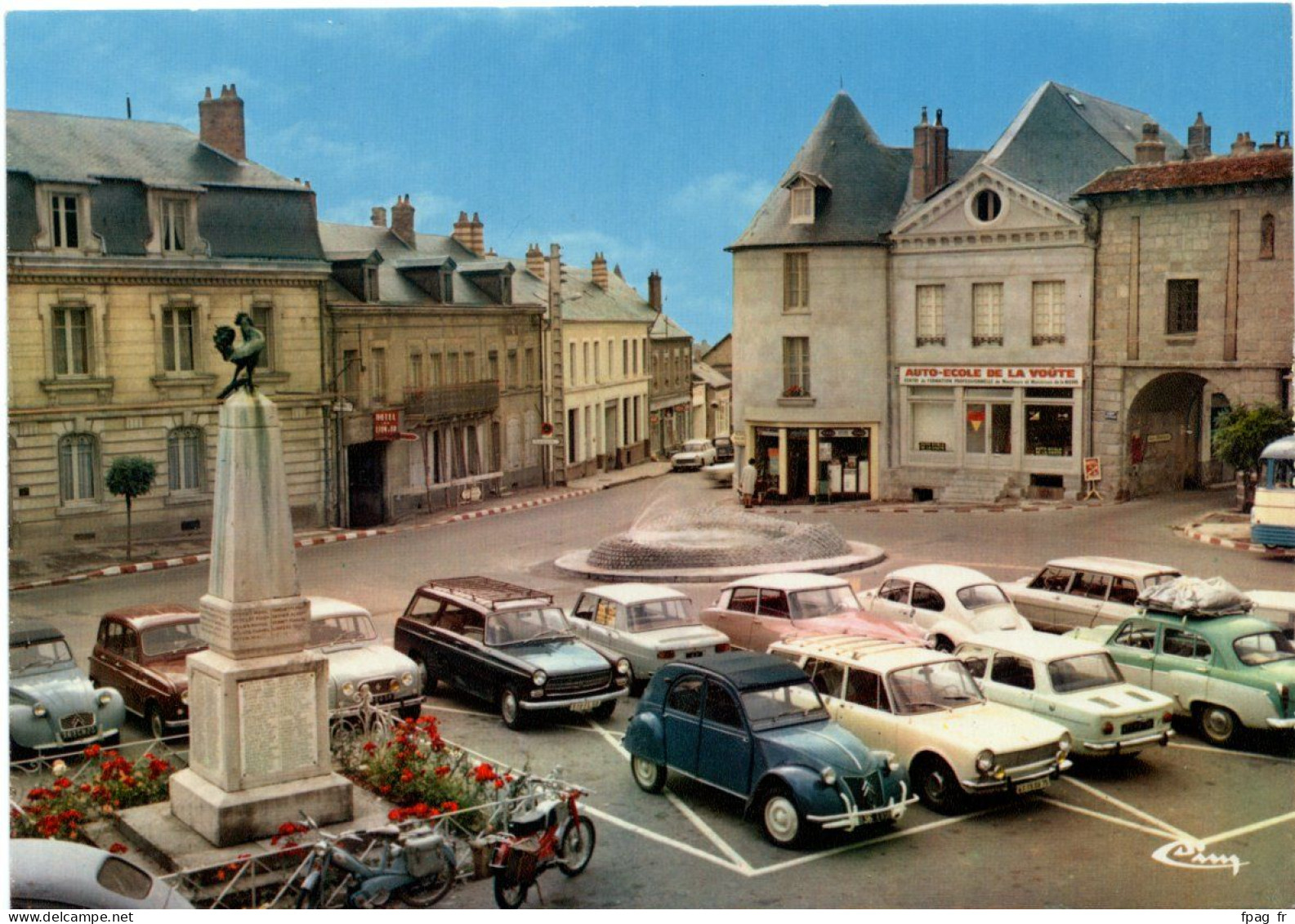 Château-Chinon (58 - Nièvre) - Place Notre-Dame - A 58.062.00.0.2021 (voiture, 2CV) - Chateau Chinon