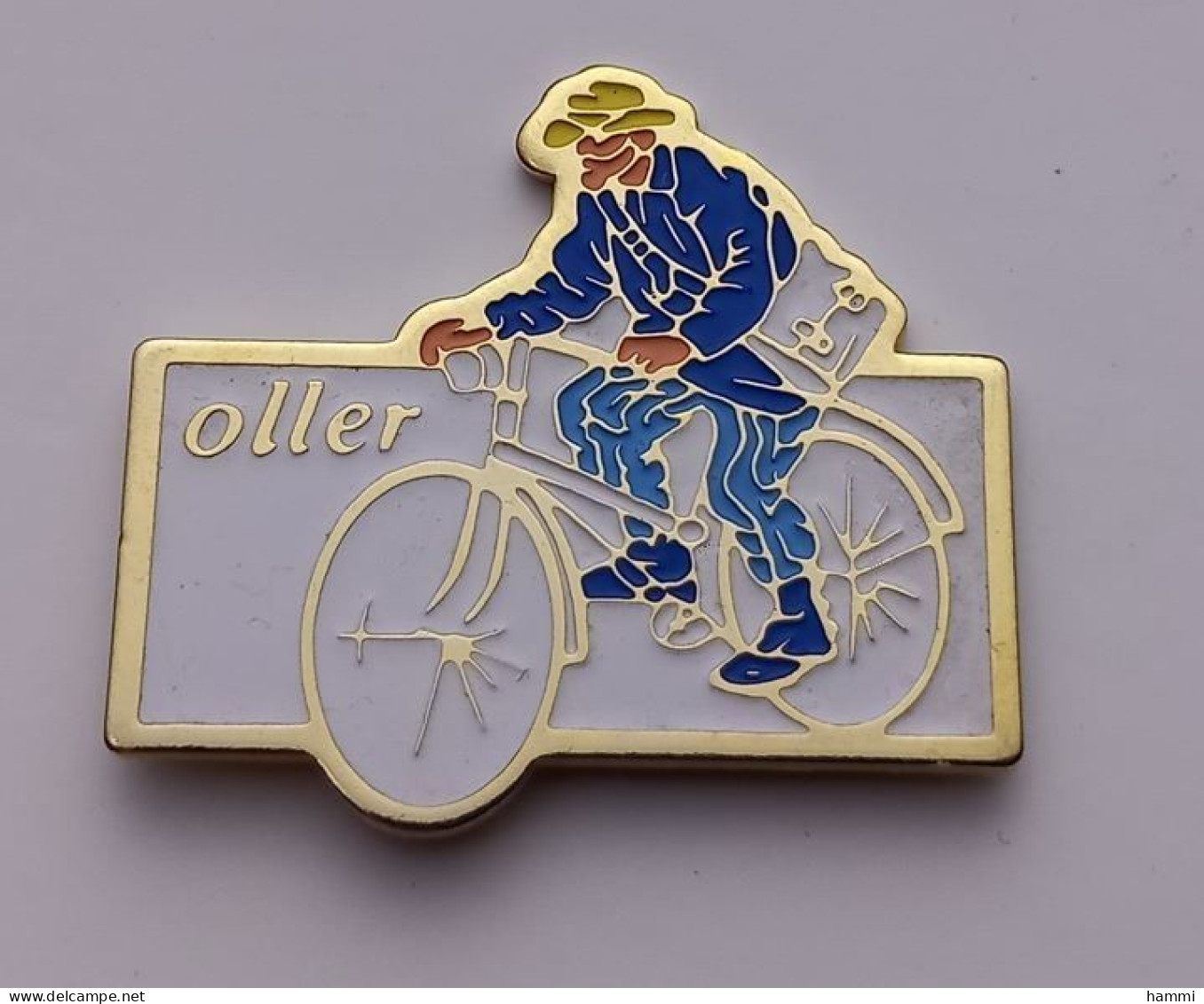 D28 Pin's Vélo Cyclisme POSTE PTT OLLER Almanach Du Facteur Des Années 1920 Chantepie Ille-et-Vilaine Achat Immédiat - Post