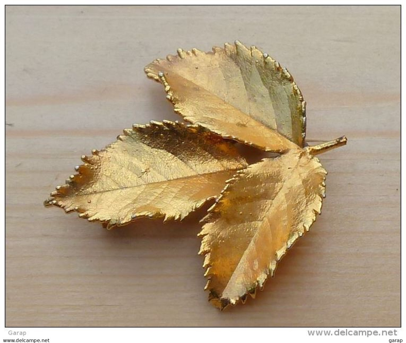 Broc-162 Broche Représentant Trois Feuilles En Métal Doré De 50mm/48mm, Fermeture De Sécurité De 50mm/48mm - Other & Unclassified