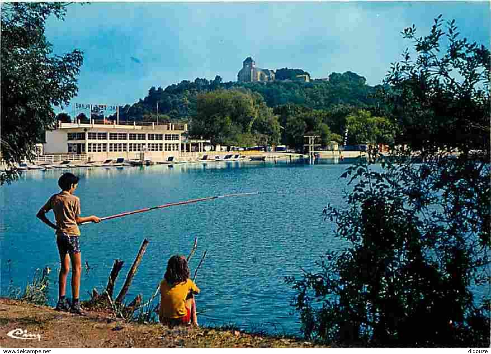 55 - Dun Sur Meuse - Le Lac Vert - Au Fond L'Eglise - CPM - Voir Scans Recto-Verso - Dun Sur Meuse