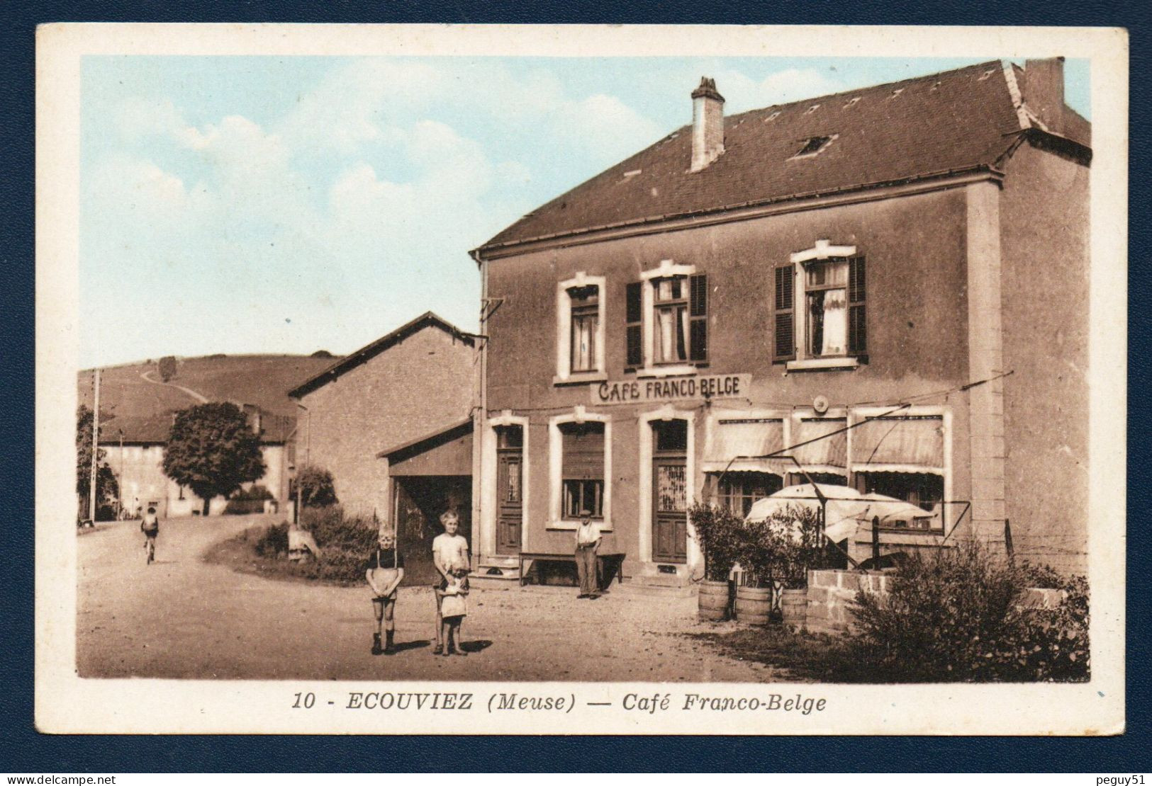 55. Environs De Montmédy. Ecouviez. Café Franco-Belge. Enfants Et Client Du Café. - Montmedy