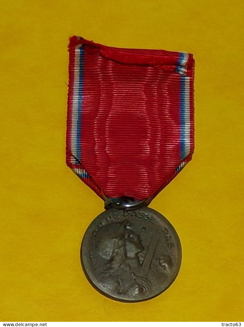 MEDAILLE DE LA BATAILE DE VERDUN 1916   , REPUBLIQUE FRANCAISE  ,  BON ETAT VOIR PHOTOS  . POUR TOUT RENSEIGNEMENT ME CO - Francia