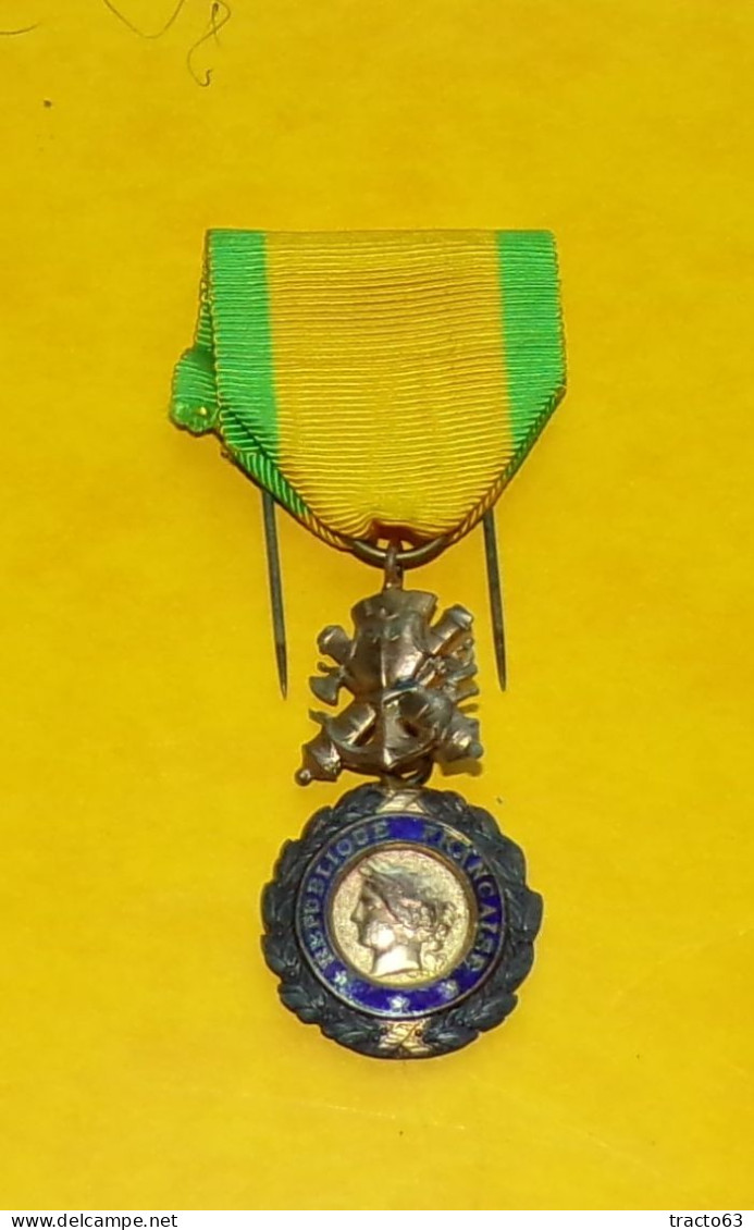 MEDAILLE MILITAIRE DE LA VALEUR ET DISCIPLINE   , REPUBLIQUE FRANCAISE  ,  BON ETAT VOIR PHOTOS  . POUR TOUT RENSEIGNEME - Francia